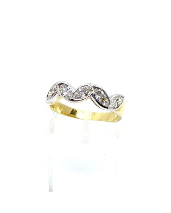 Anello a fedina in oro con diamanti 